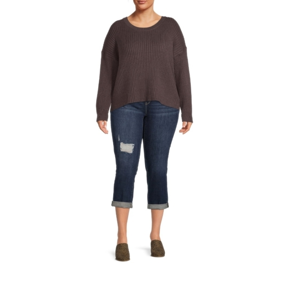 Terra & Sky Women's Plus Size Distressed Slim Boyfriend Jean Capri - Picture 5 of 6